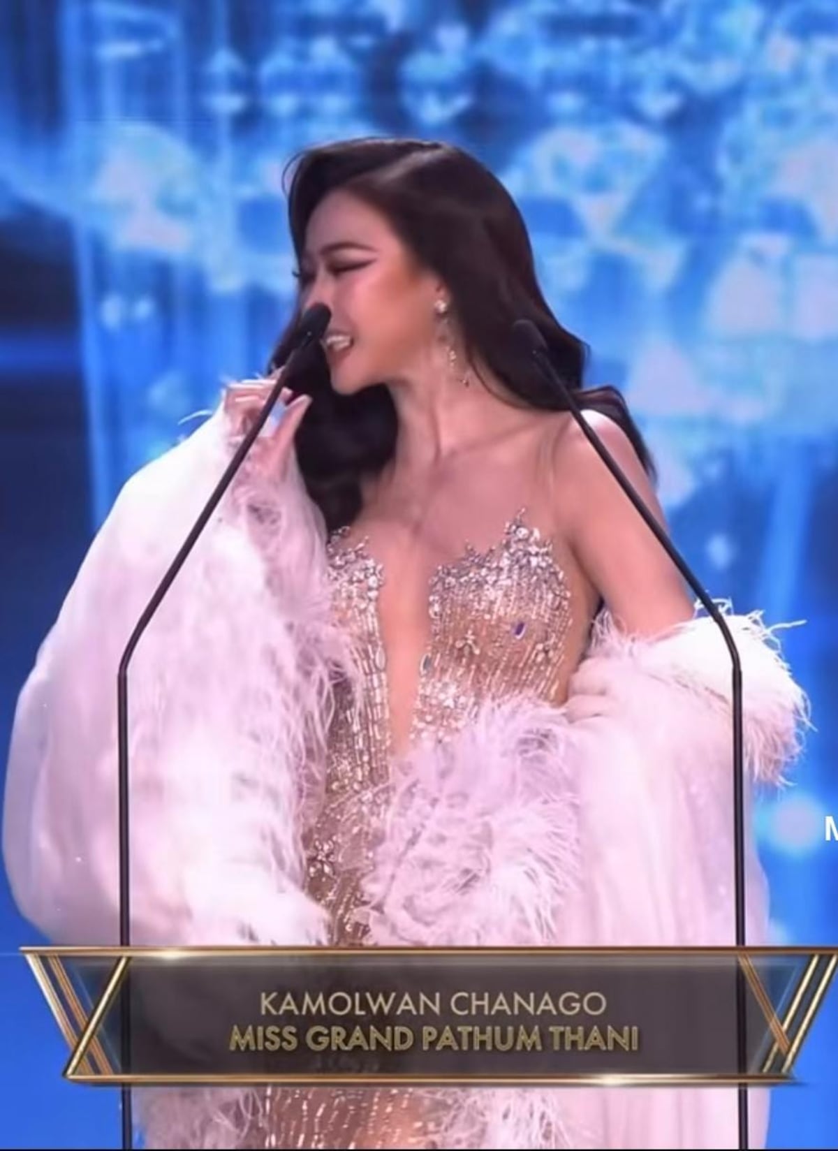 Candidata de Miss Grand Tailandia pierde sus carillas dentales en el escenario 