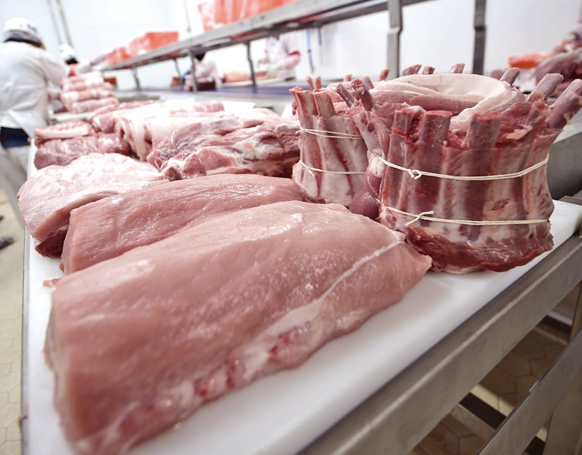 Verifique los precios de la carne de res y cerdo en el mercado local