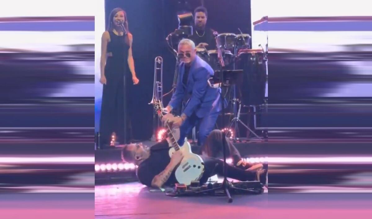 Qué susto. Alejandro Sanz hizo caer a su guitarrista en pleno concierto. Hay video