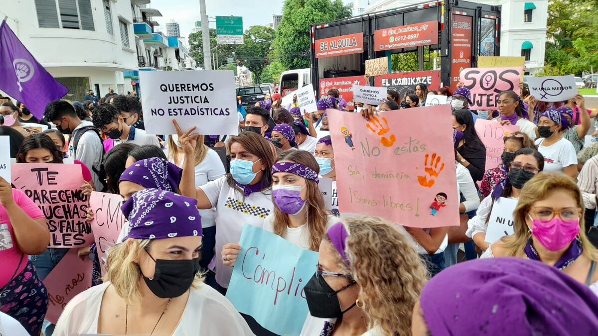 Mujeres protestan ante la Procuraduría de la Nación