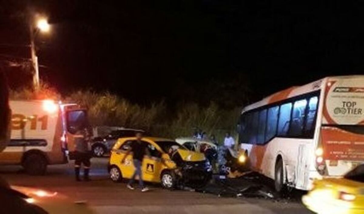 ¡QUÉ TANGANAZO! Metrobús se estrella con un taxi y otro sedán