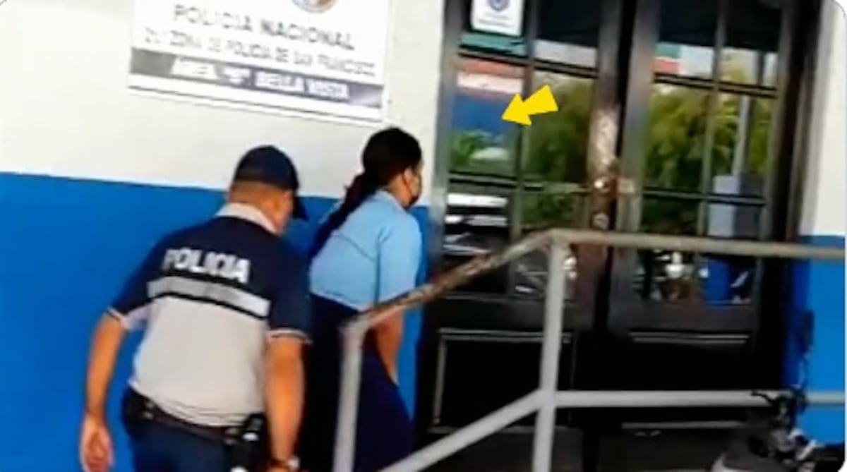 Detienen a una mujer uniformada de estudiante infiltrada en un colegio en Bella Vista. Video