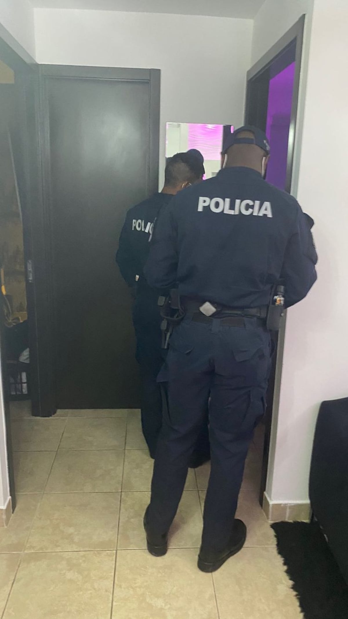 Amaneció como loco. Un hombre le entró a golpes a una bebé y a su mujer. Video lo captó todo. Lo atrapan