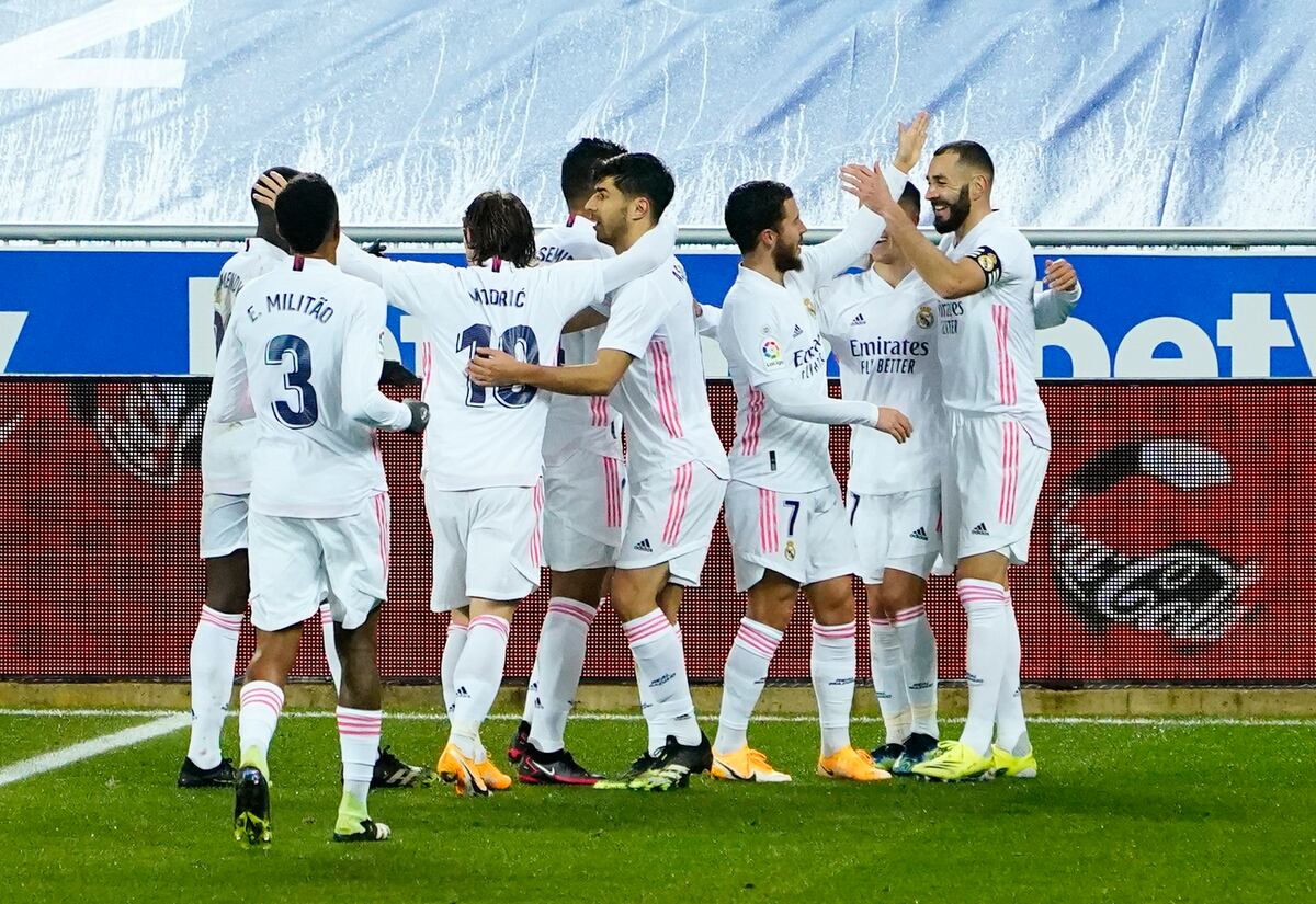 El Real Madrid vuelve al camino del triunfo y golea al Alavés con doblete de Benzema