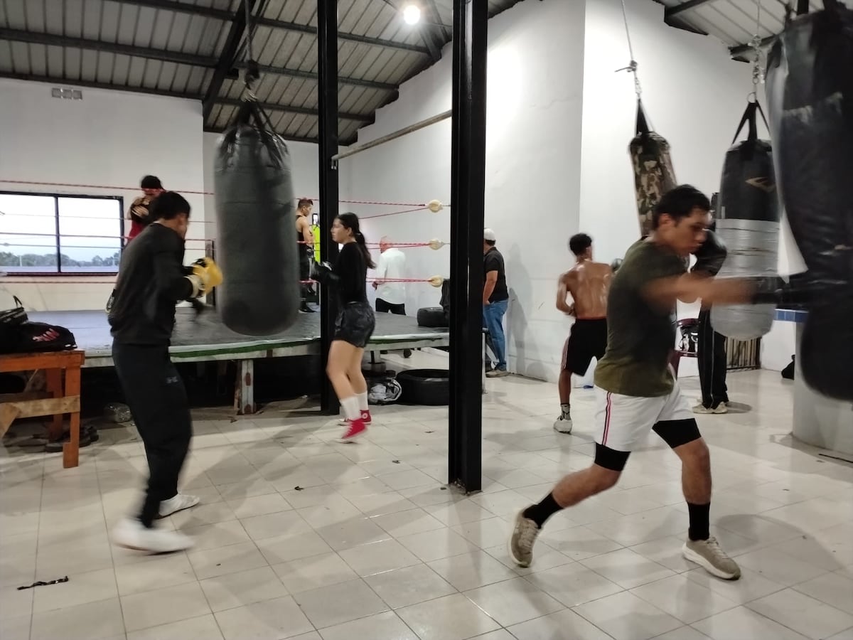 Atletas de Veraguas entrenan en la parte superior del mercado por falta de gimnasio