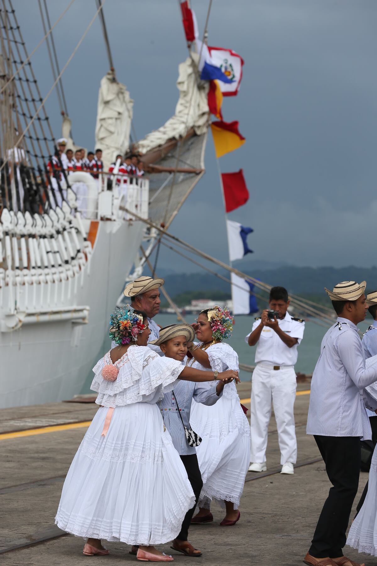 Con grandes honores reciben a buque escuela de la Marina de Guerra del Perú en Panamá