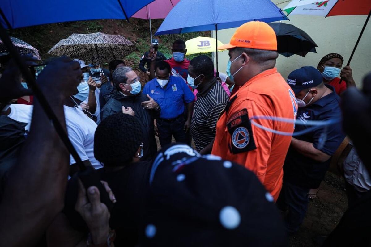 Desalojan a familias que corrían peligro por deslave en las cercanías de la escuela Martin Luther King en San Miguelito