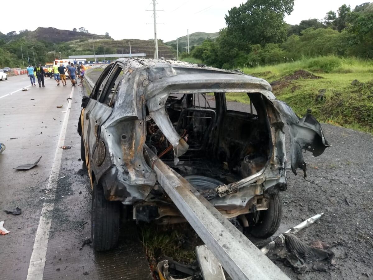 Taxi choca, queda incrustado en las vigas y se incendia en pleno corredor. Hay un muerto