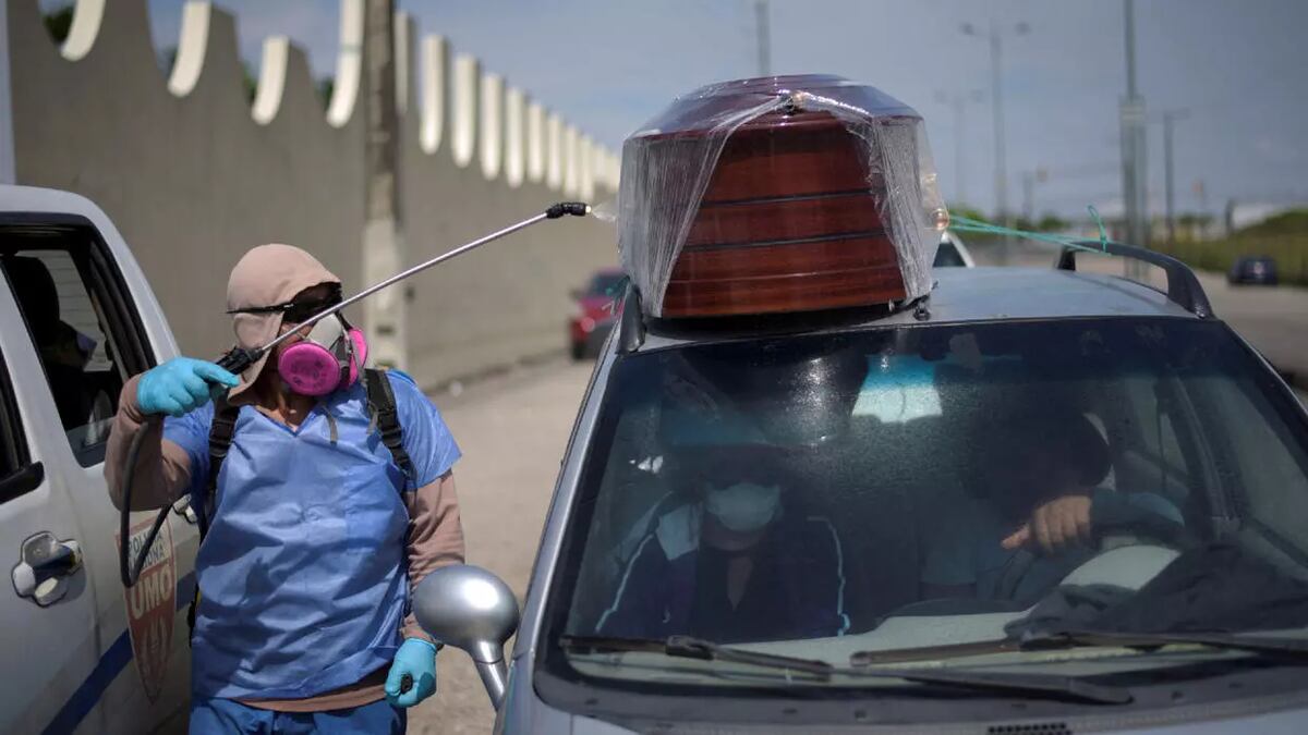 La interminable odisea de enterrar a un ser querido en Guayaquil, Ecuador