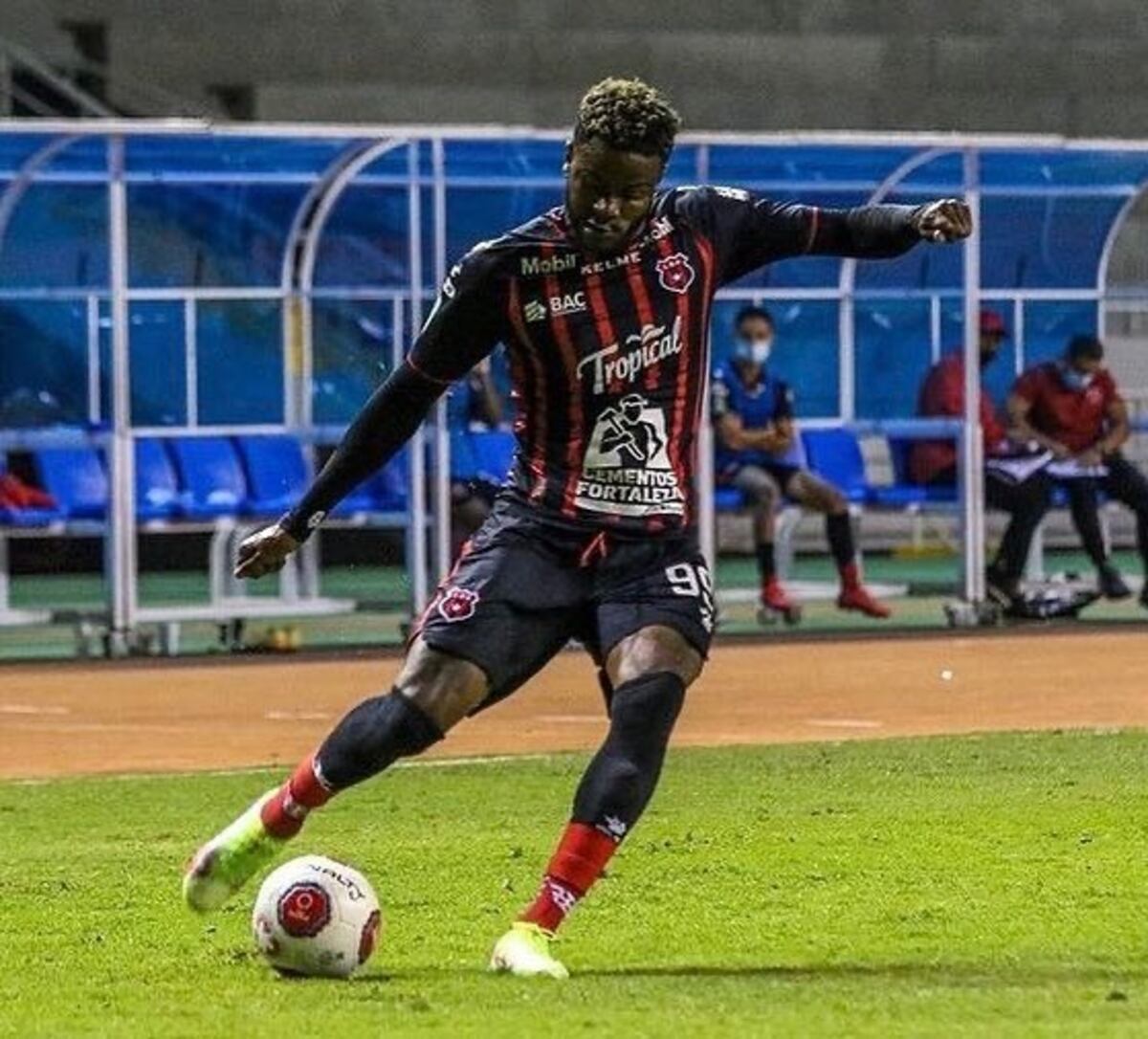 El panameño Freddy Góndola se estrena como goleador en Liga de Costa Rica. Video