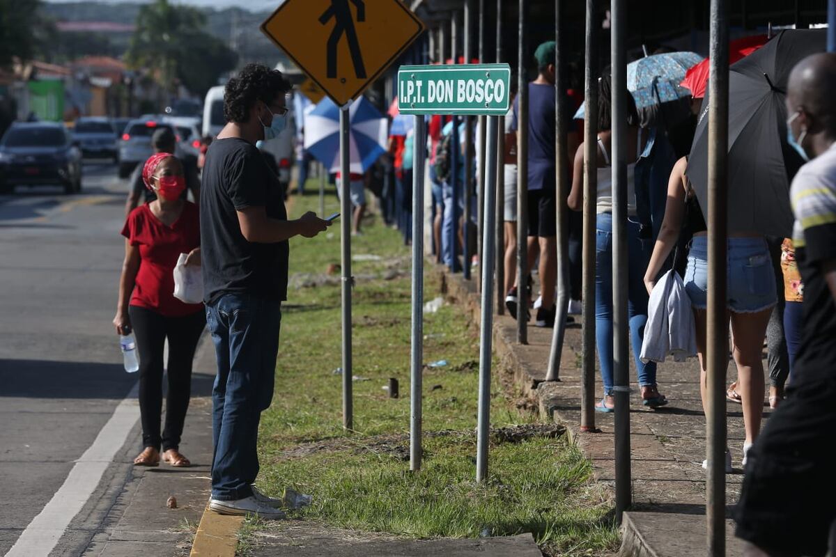 Escuelas abarrotadas. Hace falta aceitar la logística para vacunarse contra la covid-19 en Panamá