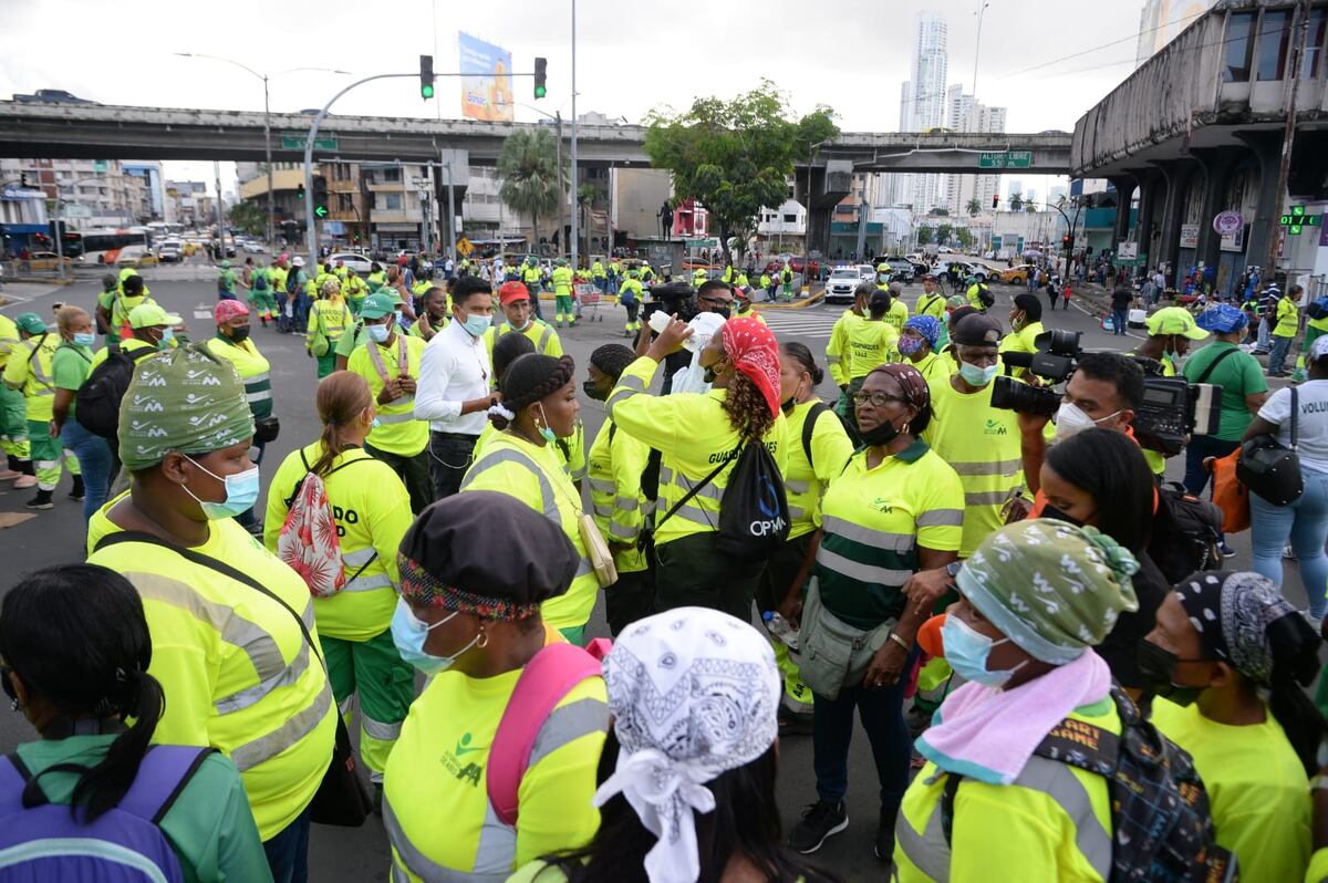 Las “hormiguitas” están en huelga, se agrava la crisis de la recolección de la basura en la capital. Video