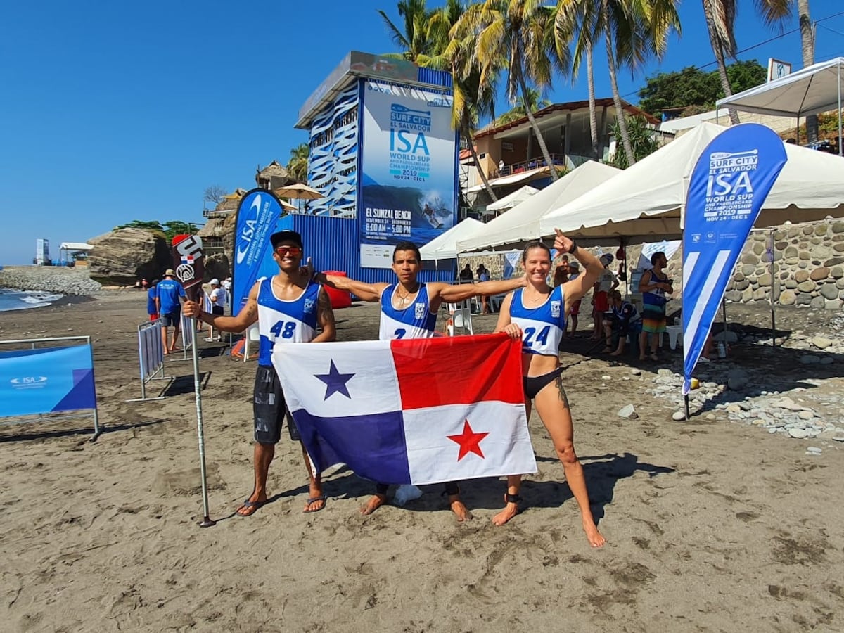 El SUP panameño se supera en las playas salvadoreñas