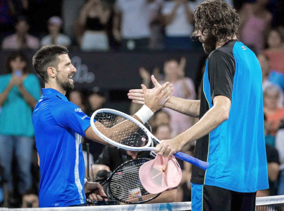 Impactante caída de Djokovic: Reilly Opelka derrota a Novak Djokovic en Brisbane y avanza a semifinales 