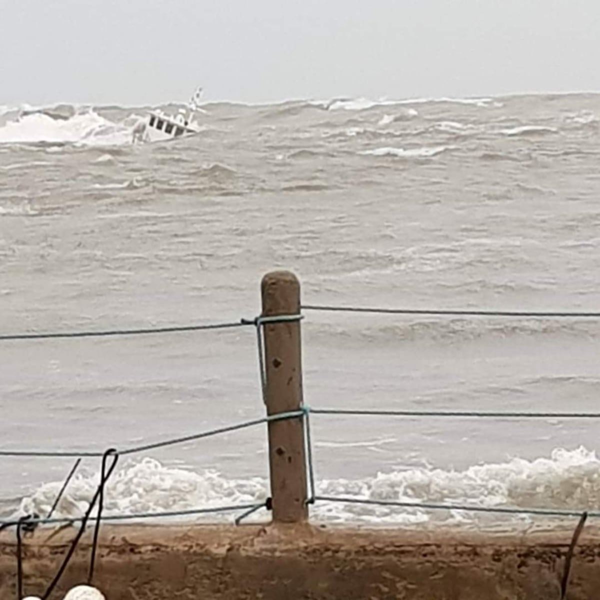 Se hunde nave en playa Viento Frío, Colón