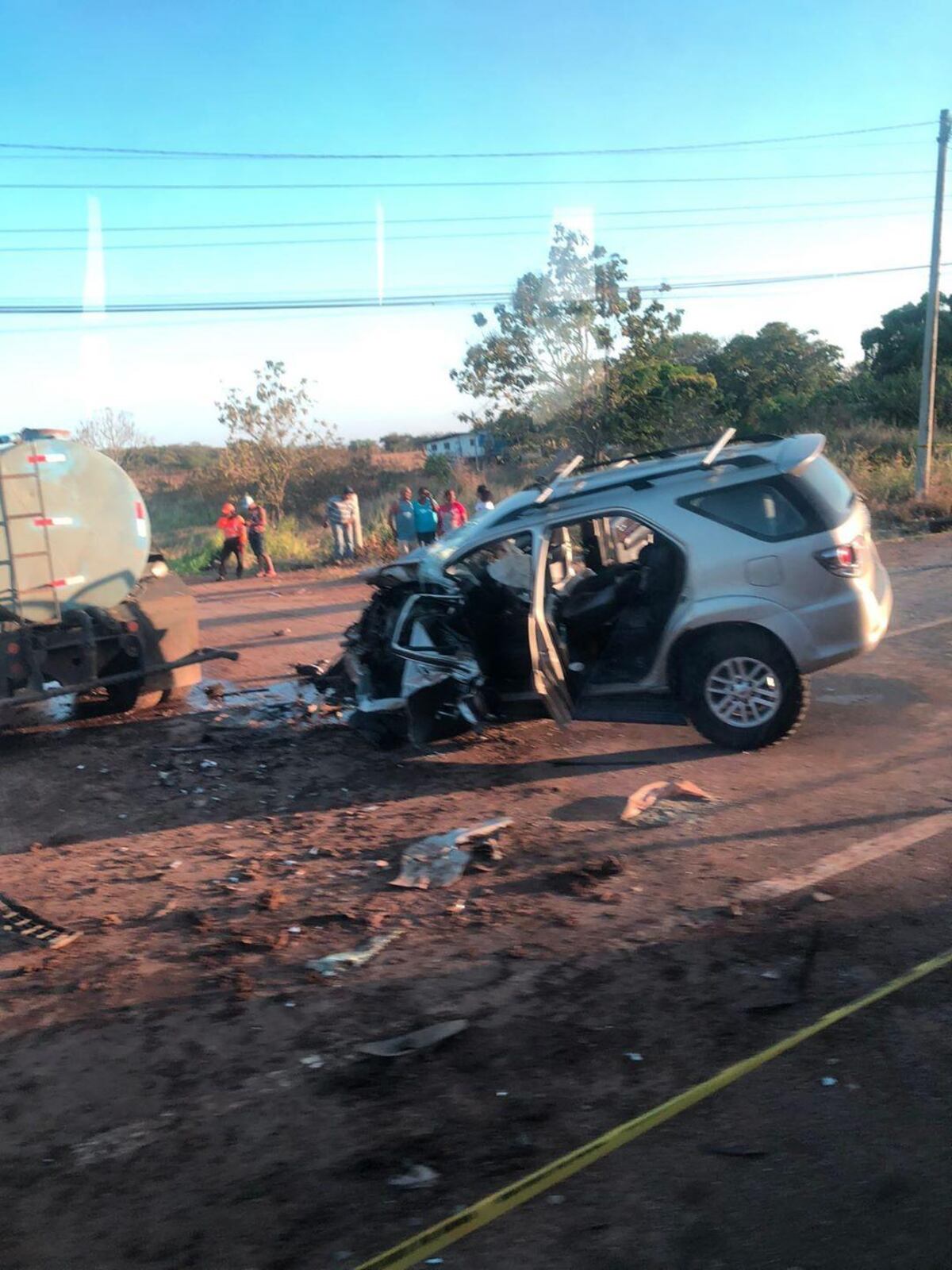 Camioneta se estrella contra un camión cisterna en la Interamericana