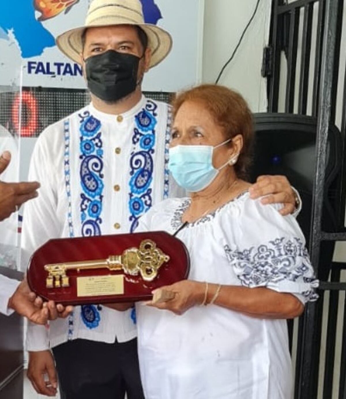 Provoca el llanto de su mamá.  Distinguen a diseñador del ‘Diablo Rojo’ que va al Miss Universo  y esto es lo que hizo