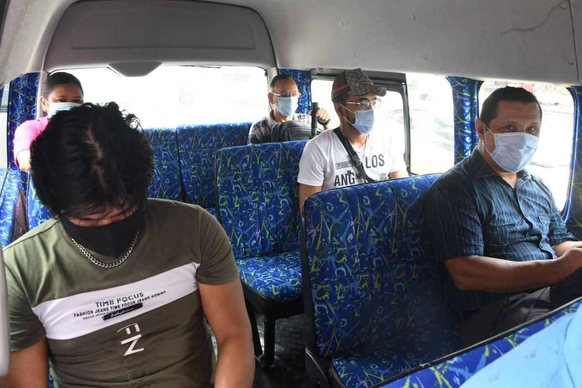 Así es como debe sentarse en los buses del transporte público de ahora en adelante. Fotos