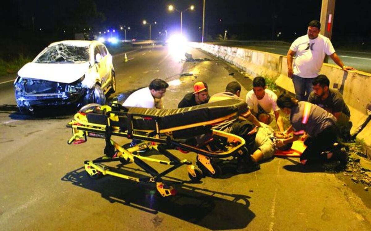 ¡SE QUEDÓ DORMIDO! Agente de tránsito colisionó con jersey y se volcó