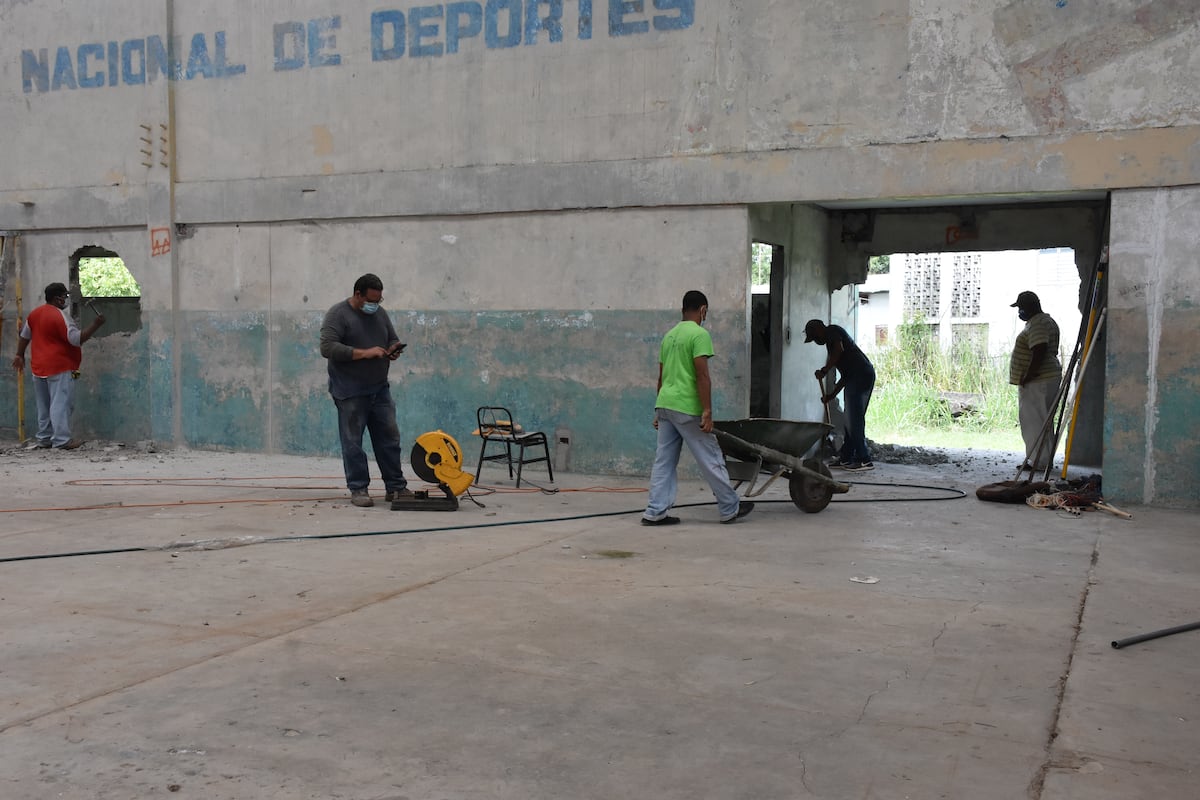 Inician trabajos del gimnasio Eduardo Campbell