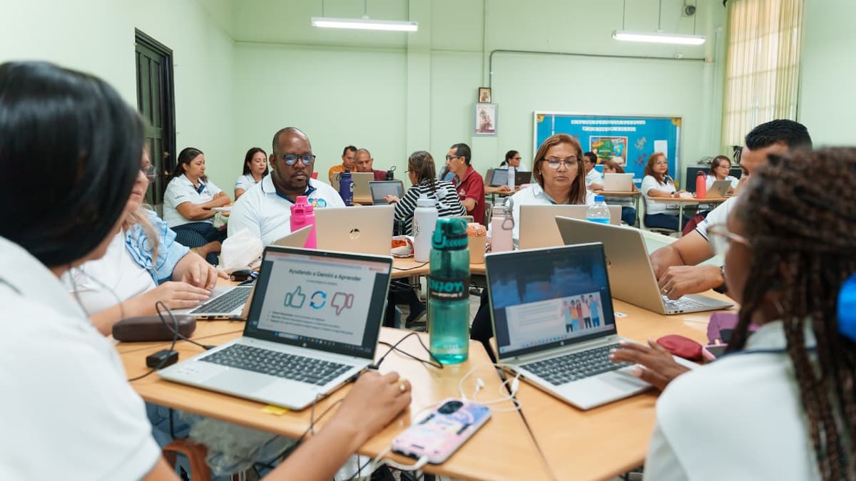 Meduca relanza millonaria compra de 531 mil 250 laptops