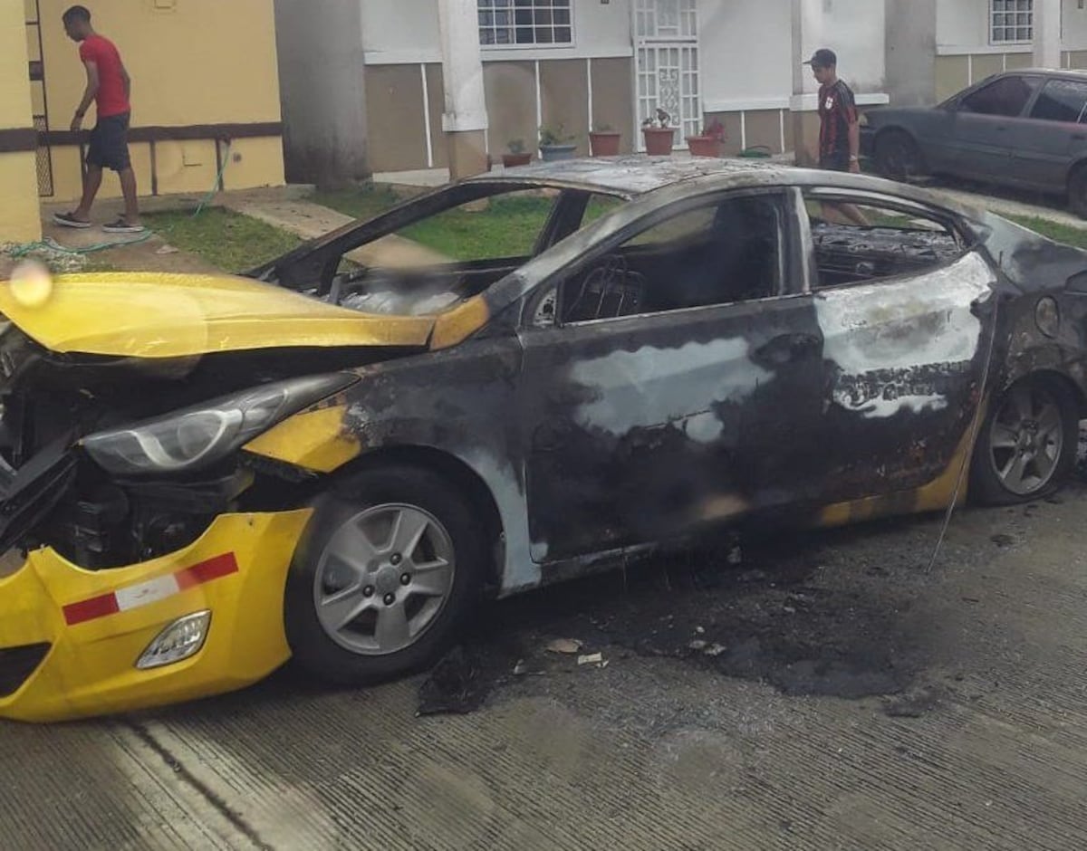 A las honras fúnebres de la mujer que fue quemada dentro de un taxi por su expareja solo pueden ir cinco personas