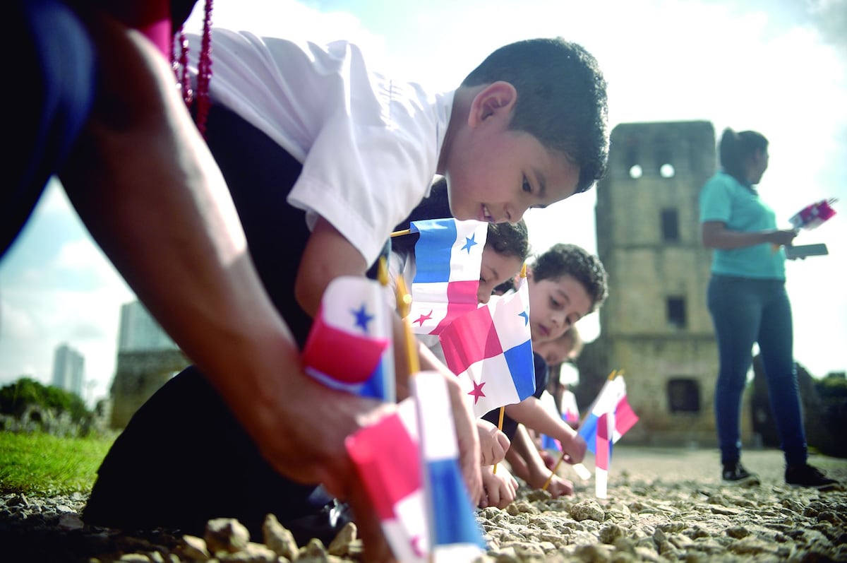 Siembran patriotismo. Así lucieron las banderitas frente a las ruinas de Panamá Viejo