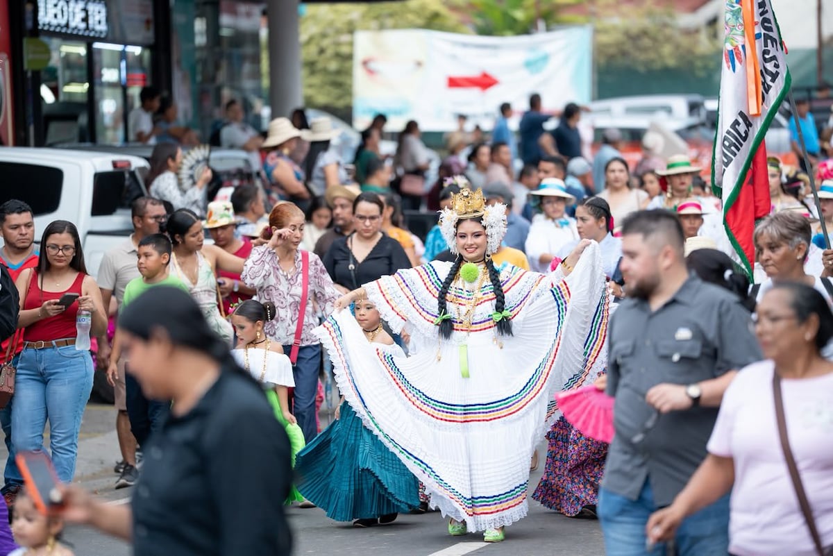 Polleras y colorida tradición se toman las calles de Bugaba