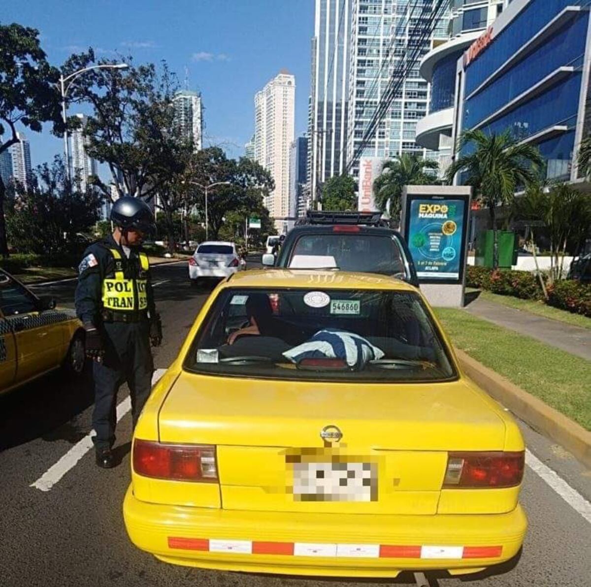 Taxista agrede a Policía de Tránsito y se da a la fuga. Lo capturan. Video