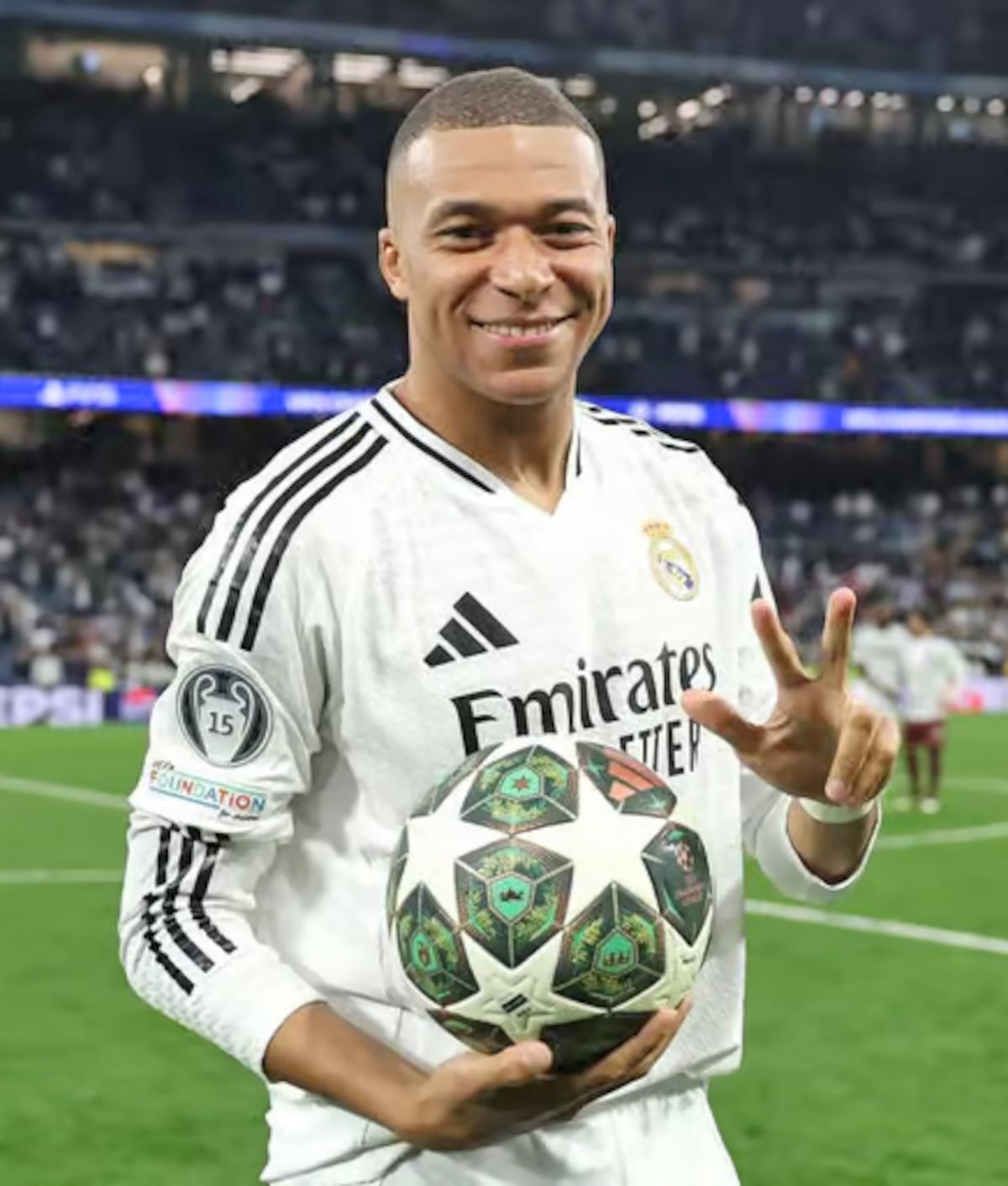 Mbappé desata la locura en el Bernabéu: triplete y Real Madrid a octavos