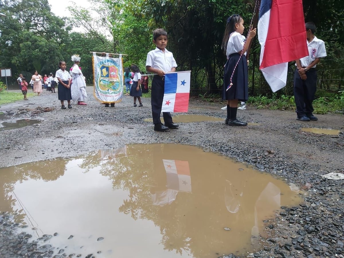 Esta vez no desfilaron con cubetas, pero sí con calles llenas de huecos