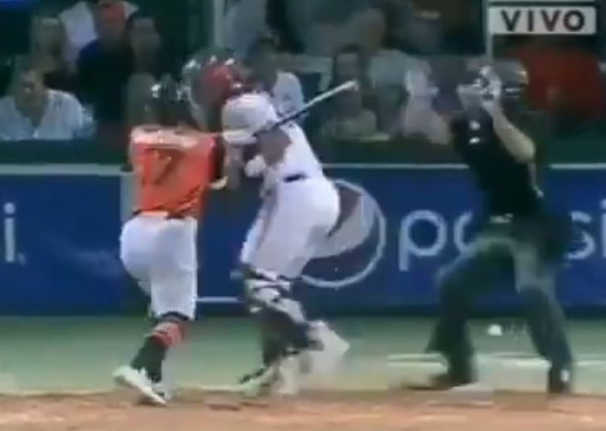 Pelotero en Venezuela agrede a otro con un bate en pleno juego +VIDEO