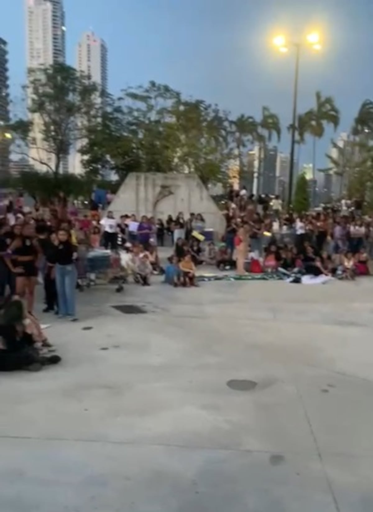 Chica, en medio de la marcha de mujeres por una vida sin violencia, confiesa que fue abusada por su padre. Video