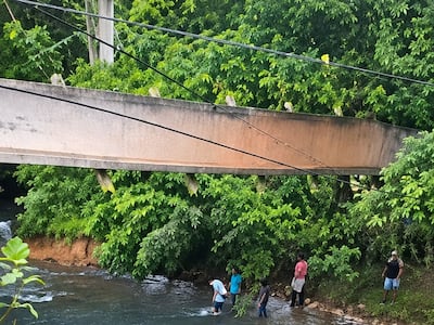 ¡Tragedia! Puente colgante se desploma cuando transportaban un difunto en Penonomé, hay varios heridos