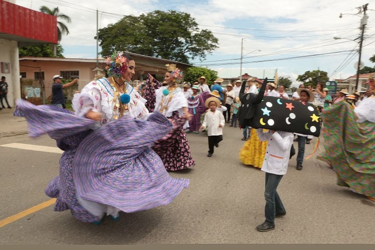 Más de 100 delegaciones folclóricas se unen al Festival del Toro Guapo