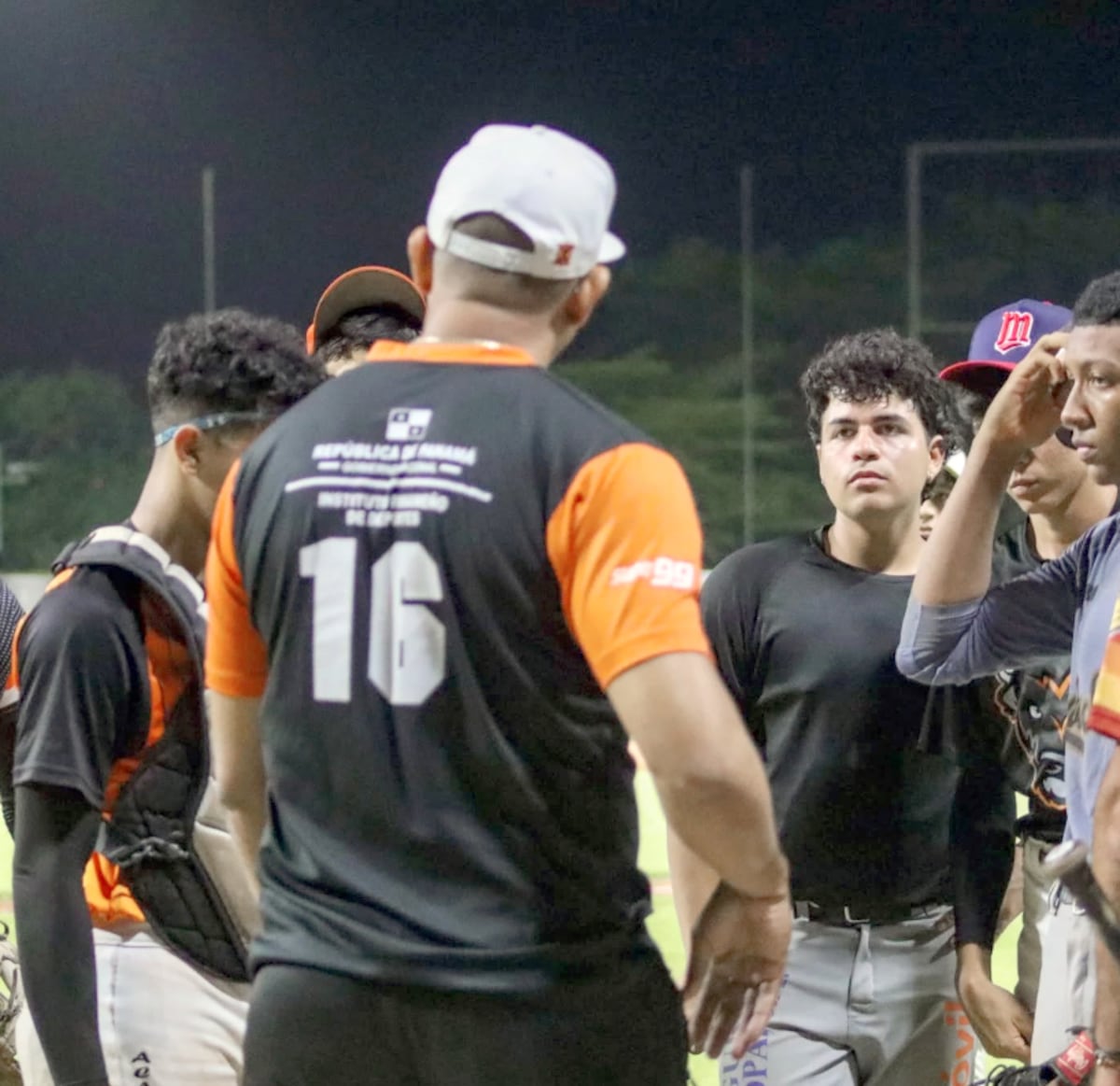 El espíritu competitivo de Los Santos en su lucha por la gloria en el béisbol juvenil      