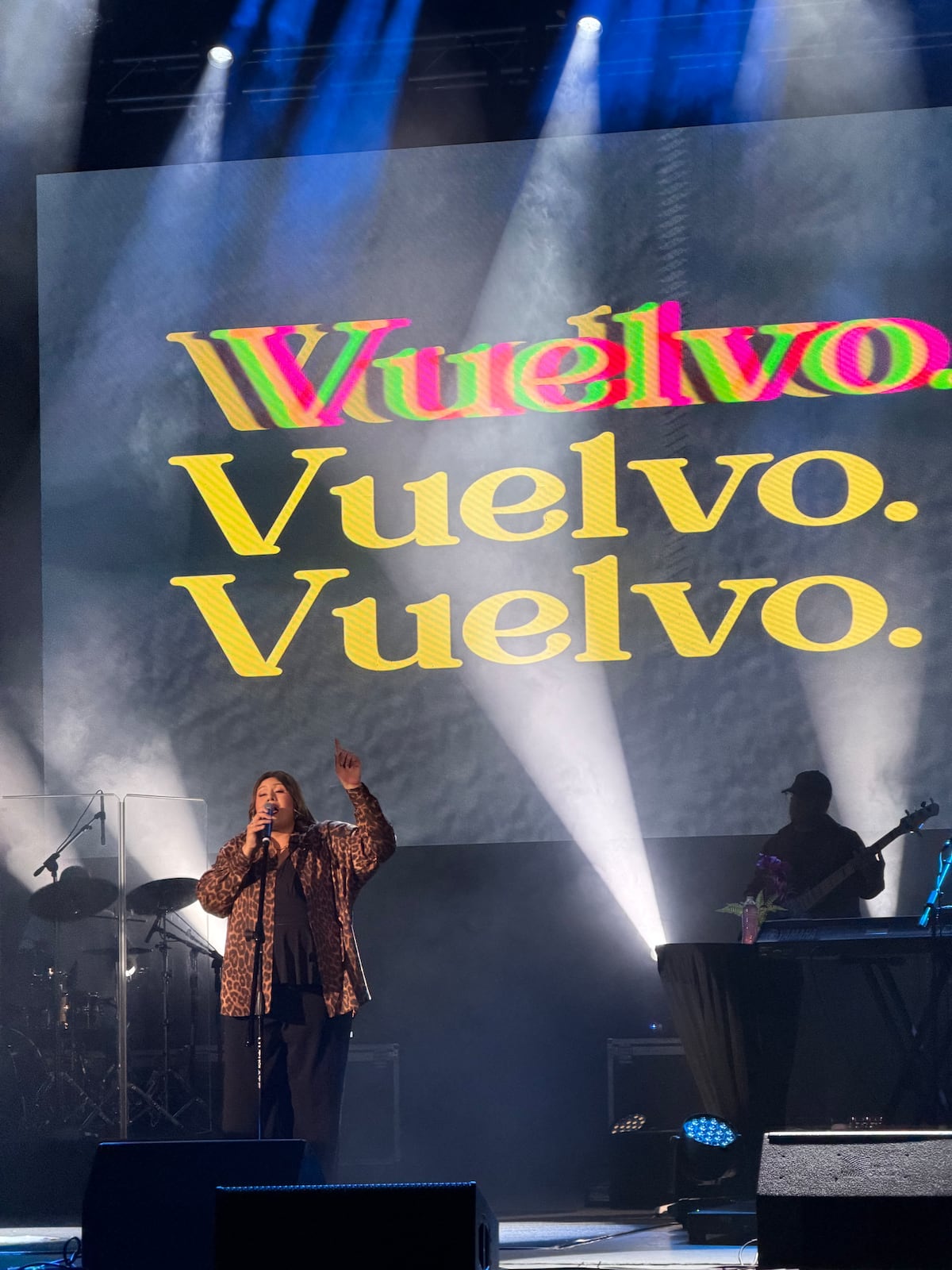 Con la fe en alto, Marcela Gándara pone a cantar al Teatro Anayansi en una noche de alabanza