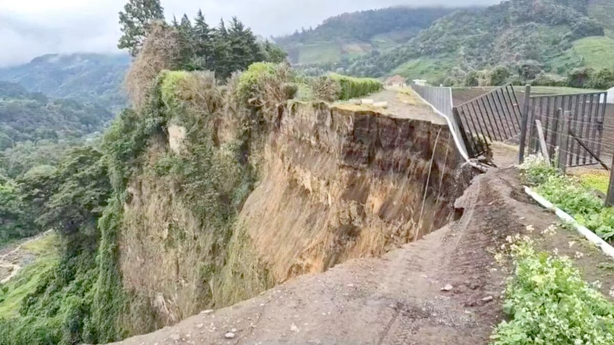 Impresionante socavón destroza carretera clave en Cerro Punta