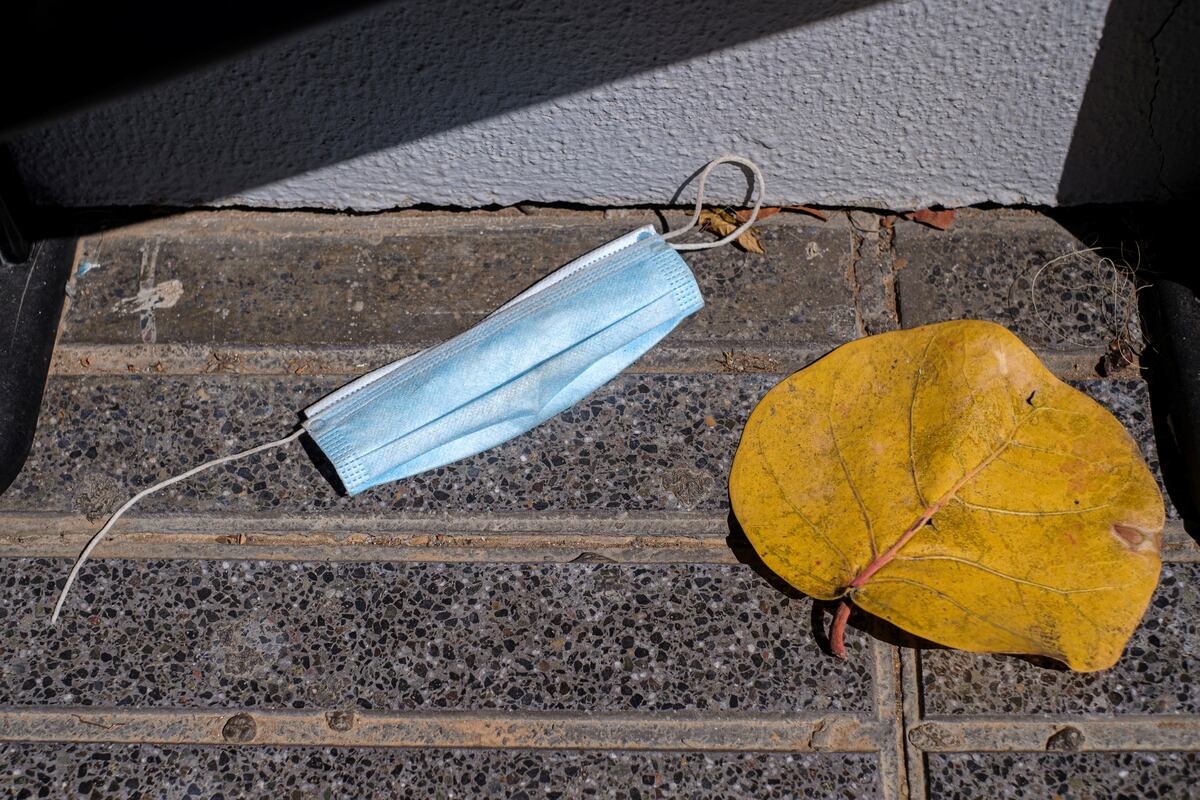 La mala eliminación de mascarillas puede crear un desastre medioambiental