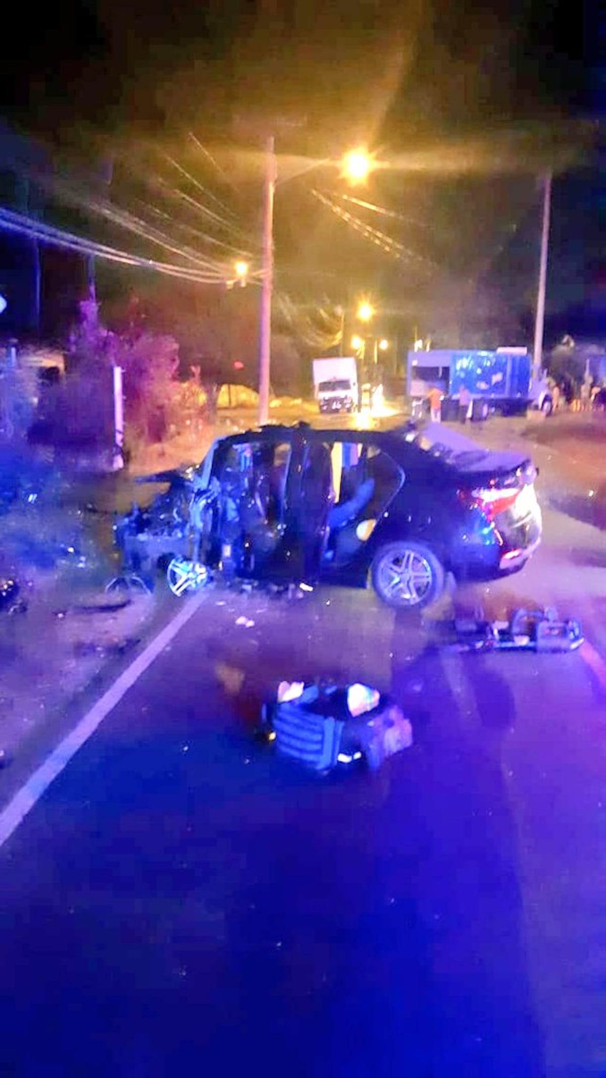 Impresionante. Auto choca con camión y conductor queda atrapado en los hierros retorcidos