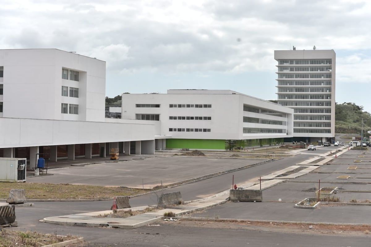 Director de la CSS, Lau Cortés, inspecciona Ciudad de la Salud