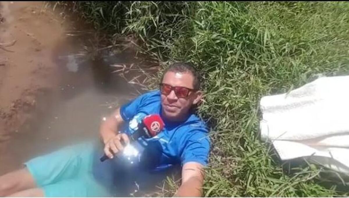 ¡MIRA! Casís se da chapuzón en charco de agua potable, llama atención del IDAAN