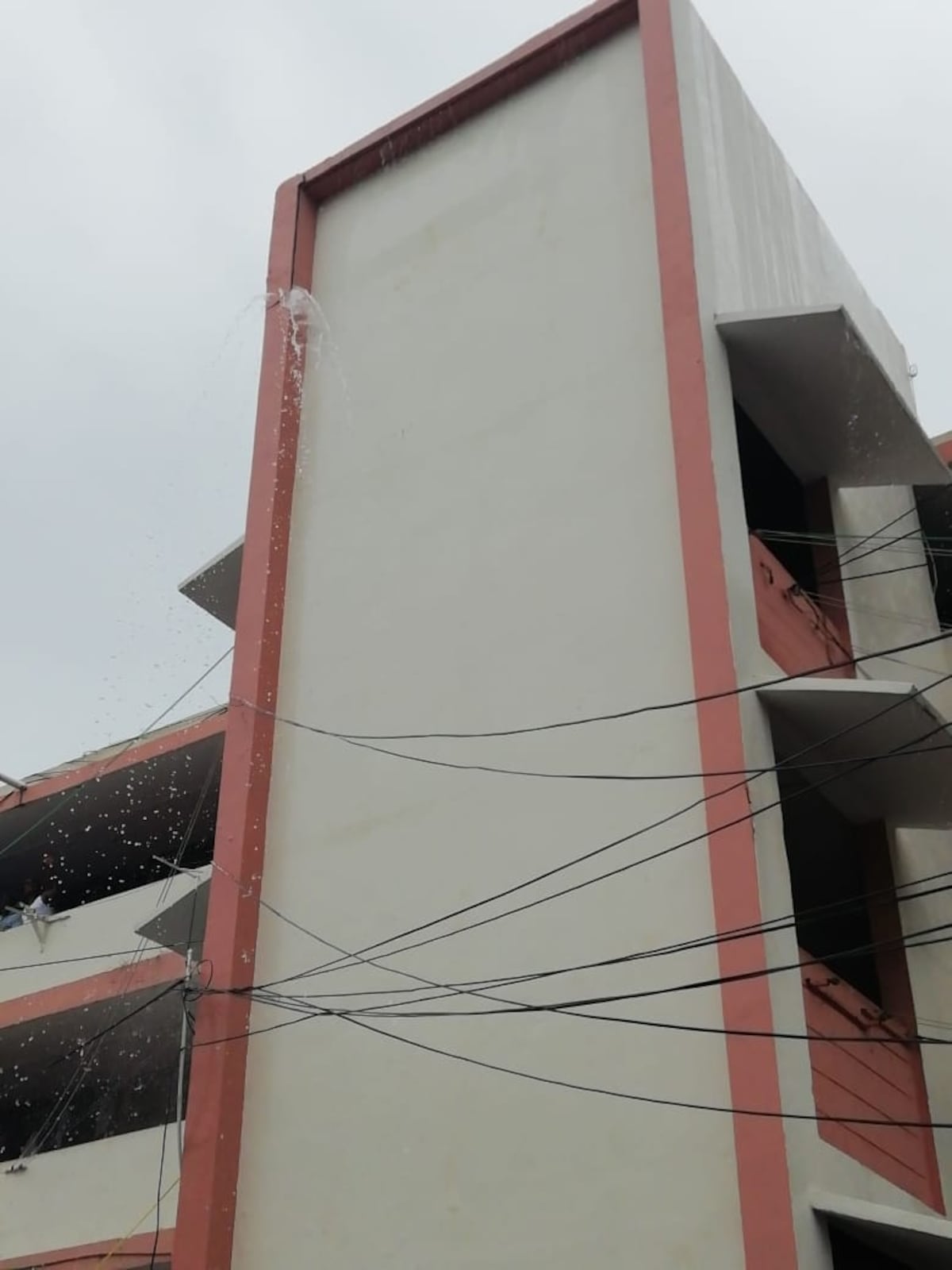 Alarma. Parte superior de edificio en Paraíso, San Miguelito, al borde del colapso. Video