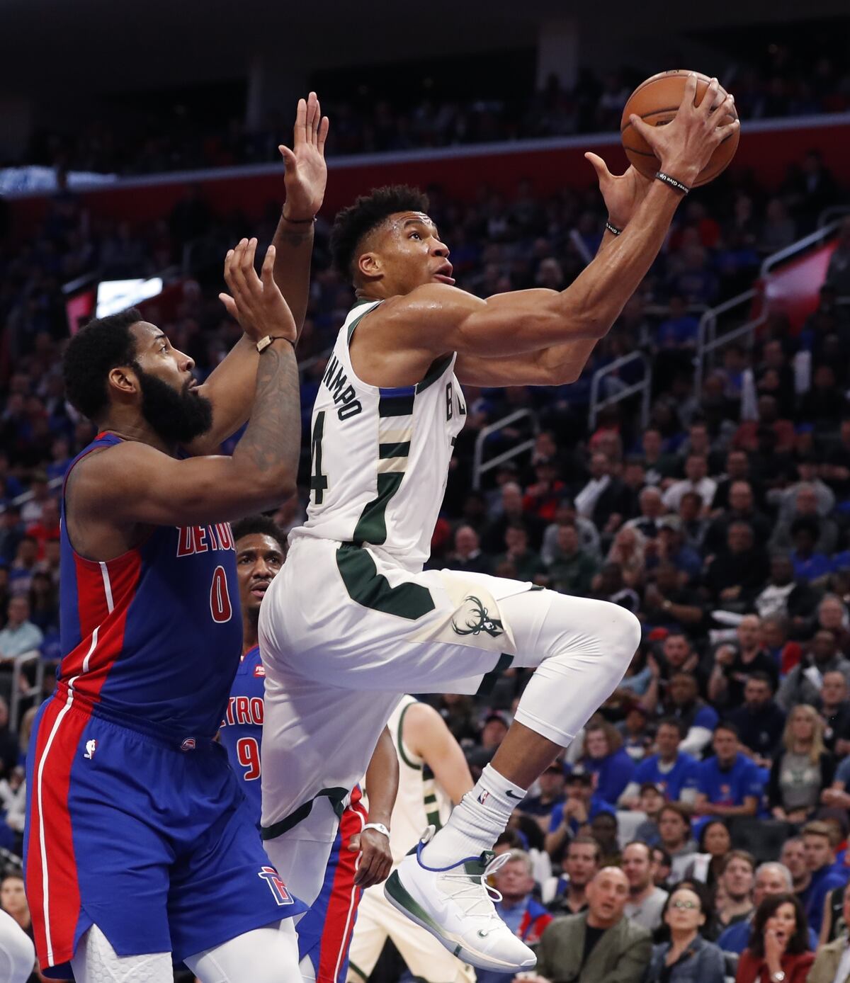 Otra exhibición de Antetokounmpo destruye a los Pistons