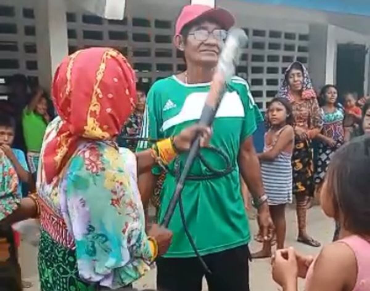 Gunas arrían bandera panameña en protesta por que no van a cobrar la Beca Universal o Pase-U. Video