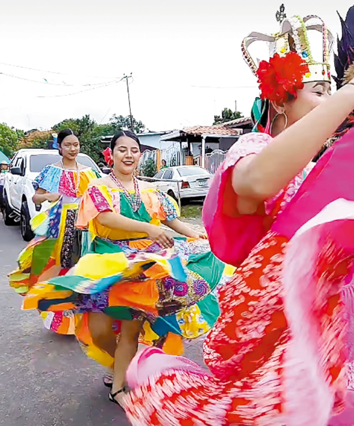 Polleras y colorida tradición se toman las calles de Bugaba