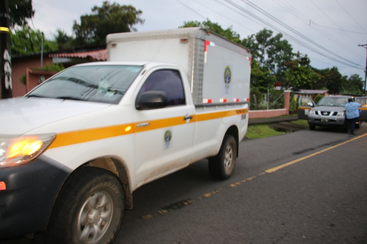 Mujer fue vista con la ropa ensangrentada. Hallaron a su pareja sin vida en la habitación 