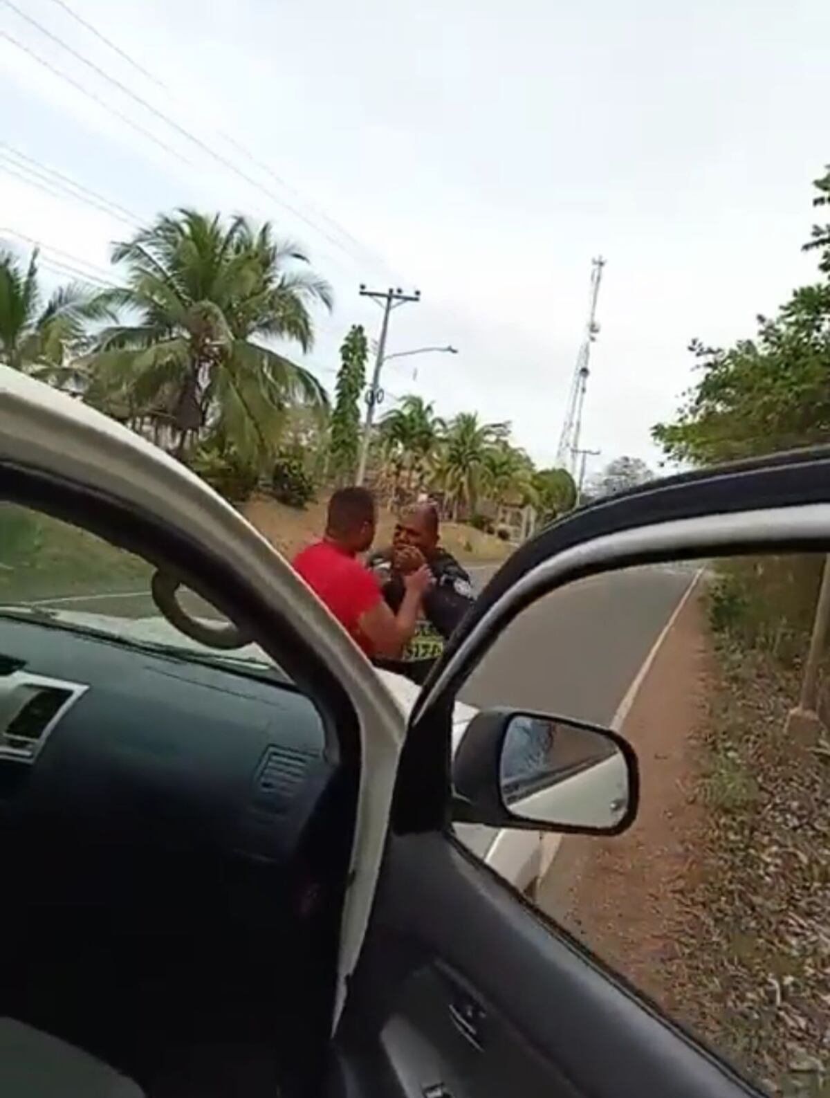 Conductor agrede a policía de tránsito. Lo capturan. Video