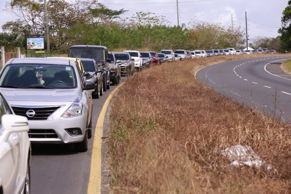 Fila de autos en cerco sanitario de Capira. Dicen tener reserva en hoteles.  Allí un Juez de Paz multa a los infractores. Videos