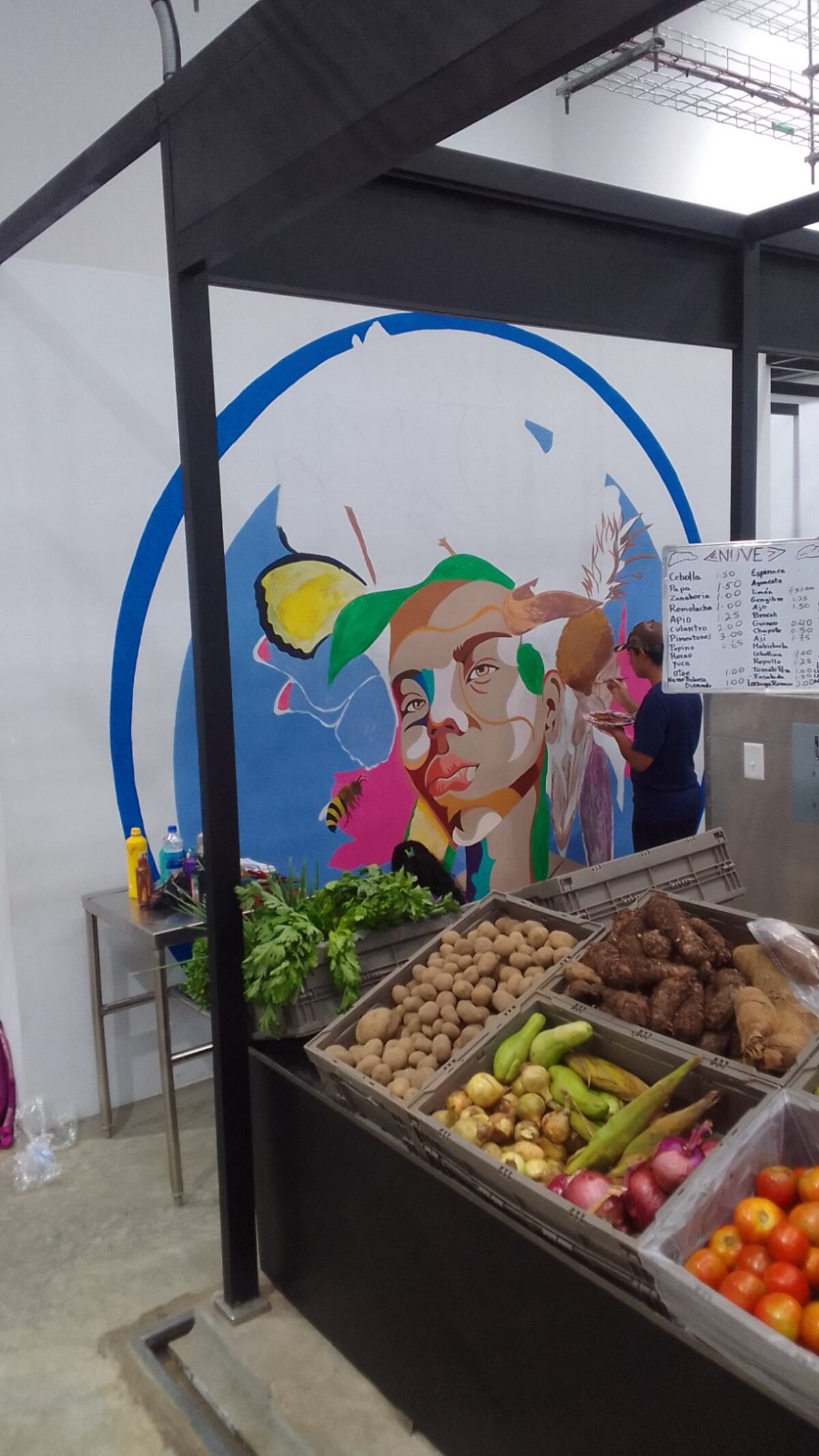 Padre e hijas pintan de arte el nuevo mercado municipal de Pueblo Nuevo